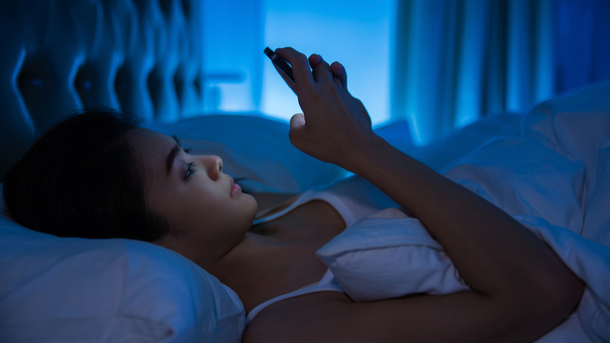 Benarkah Main Ponsel Sebelum Tidur Menyebabkan Insomnia? - KlikDokter