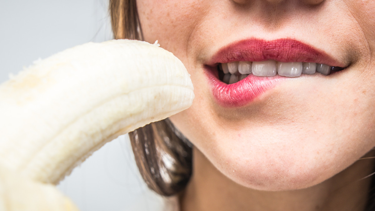 Yoqimli sargish bilan jinsiy aloqa Mening yosh singlim porno sikildi