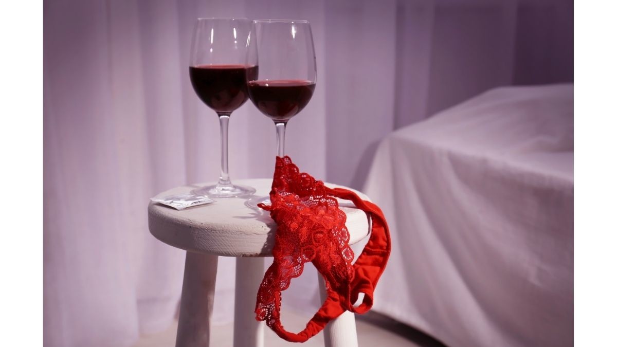 Deraza oldida yalangoch qul surati Yapon ona va ogil porno